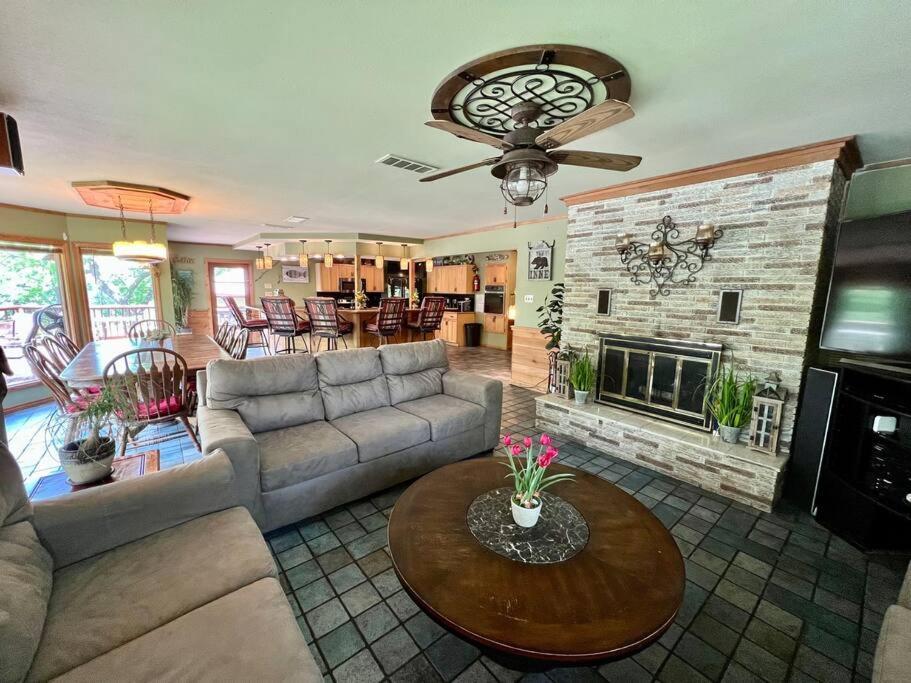 The River Haven - Sleeps 32 - On Guadalupe River Seguin Exterior foto